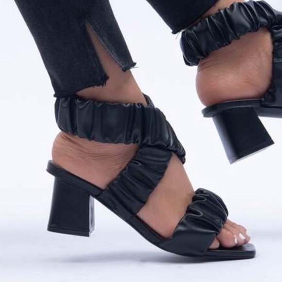 Minimalist Ruched Design Strappy Sandals - Picture 4 of 4